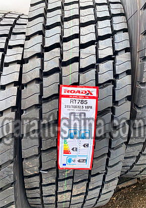 RoadX RT785 (приводная) 315/70 R22.5 156/150L 18PR - Фото протектора с этикеткой вблизи